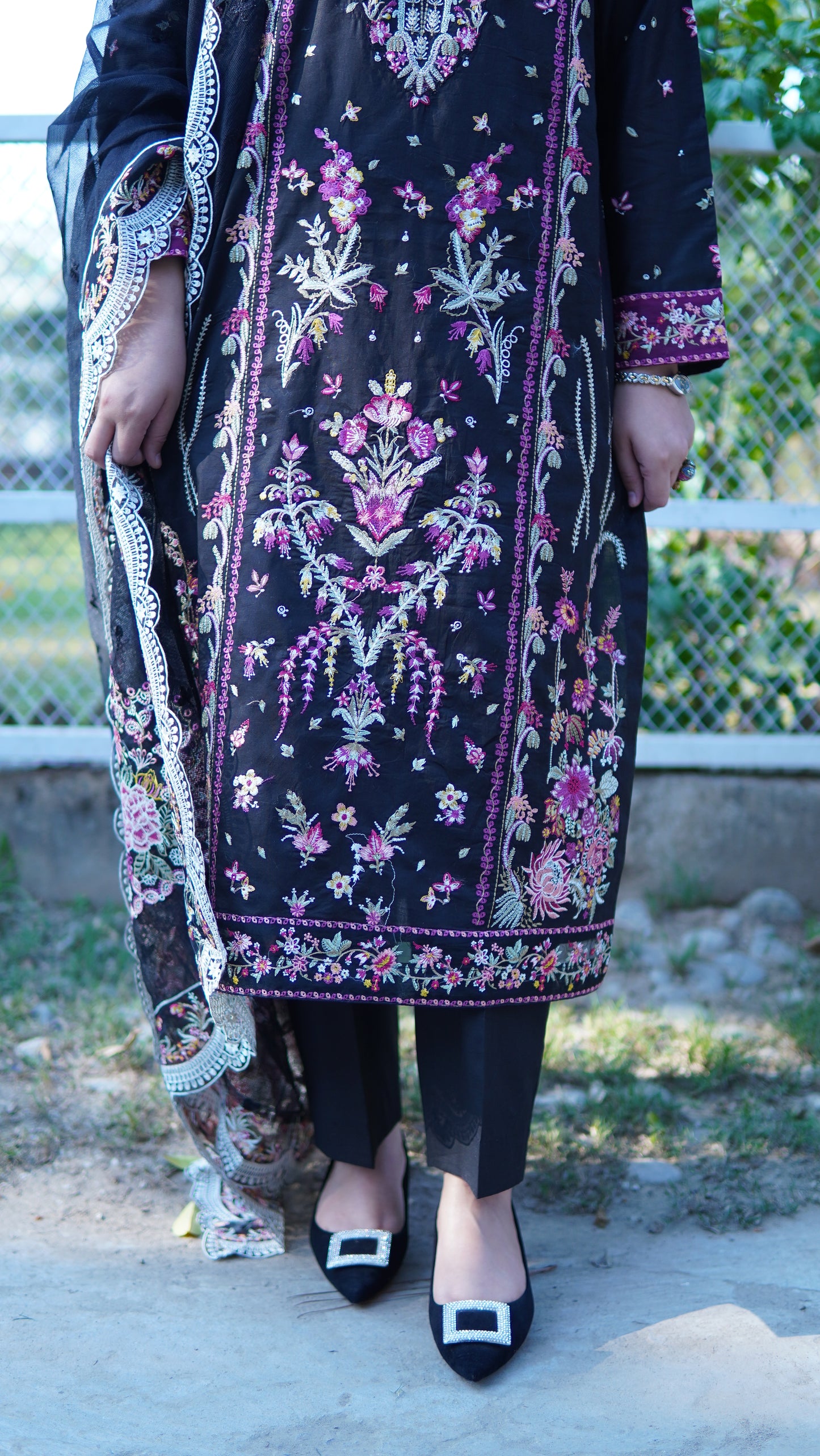 3 Piece Luxury Black Embroidered Stitched Suit - Menaalpret