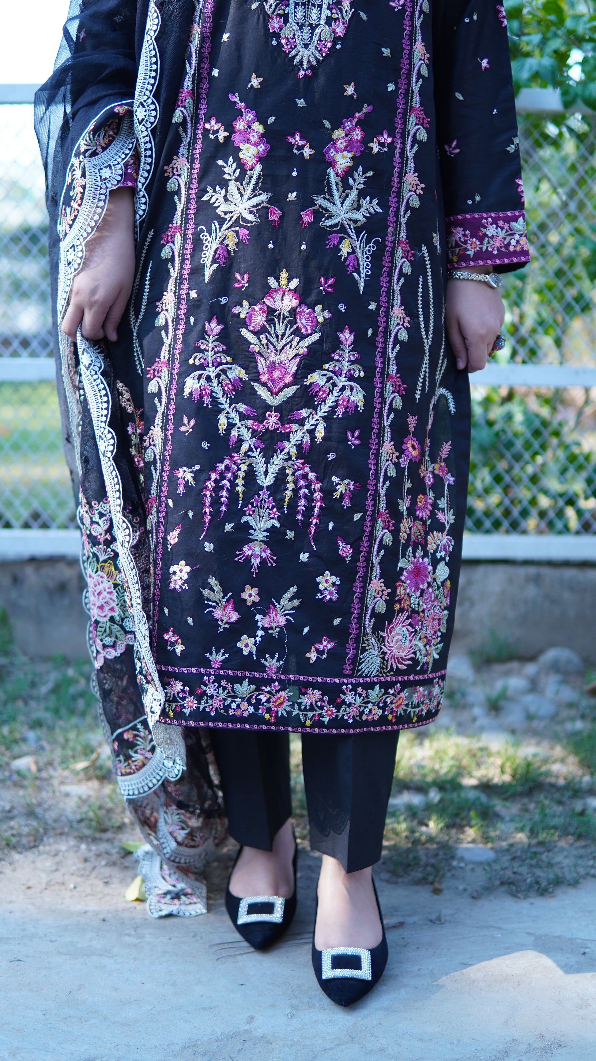 3 Piece Luxury Black Embroidered Stitched Suit - Menaalpret