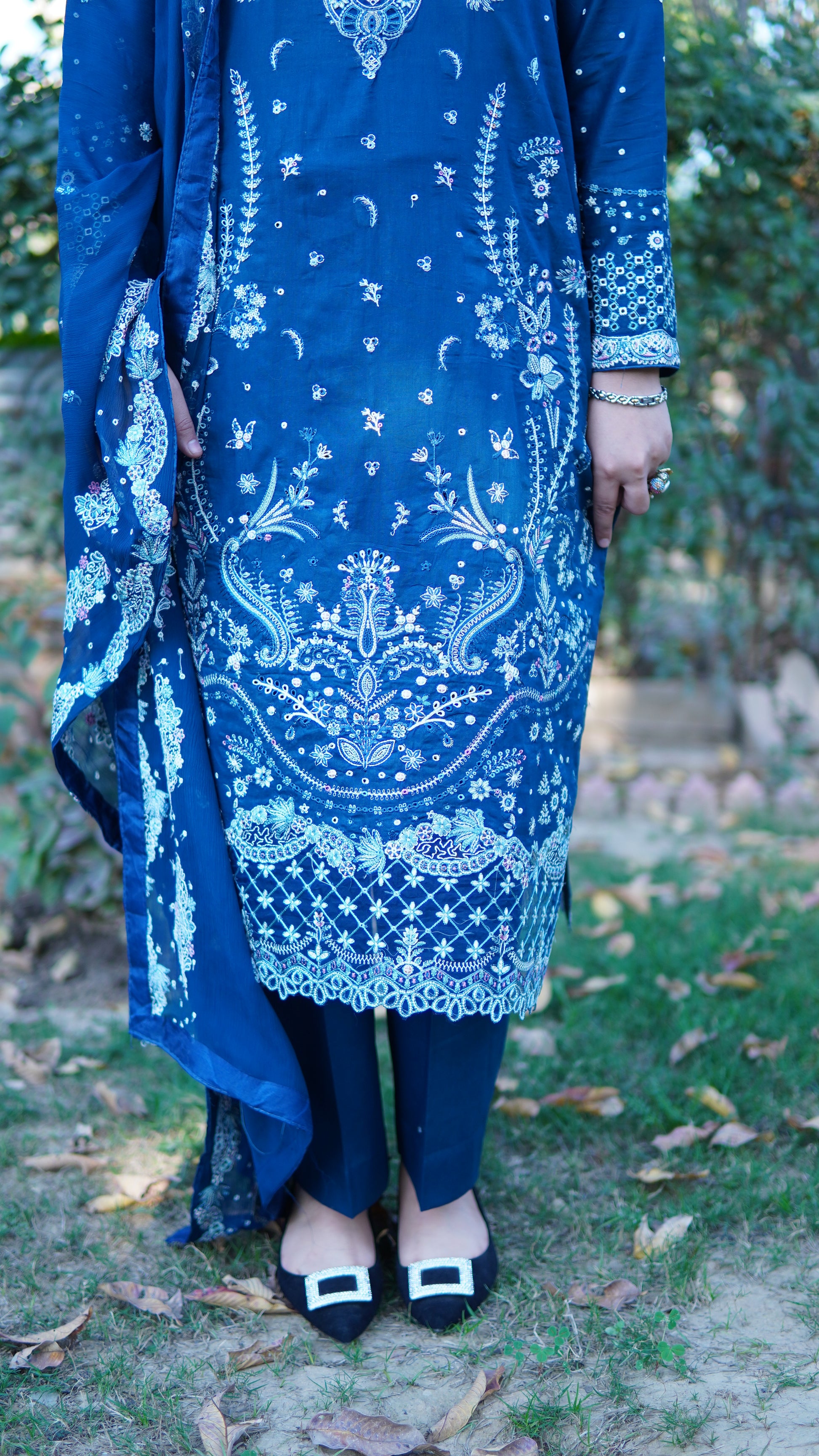 3 Piece Luxury Blue Embroidered Stitched Suit - Menaalpret